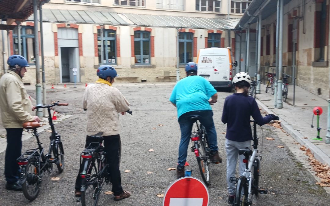 La région AURA soutient en 2024 nos ateliers mobilité et nos séances de vélo école.