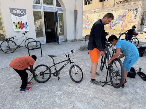 Atelier mécanique vélo à Loriol : les jeunes en selle pour l’été !